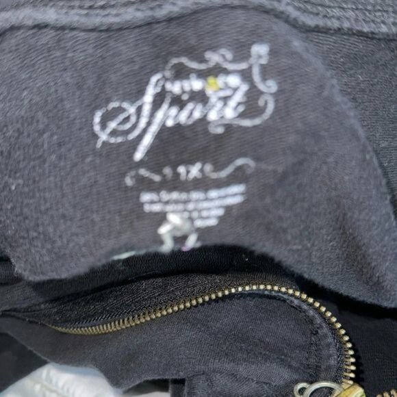 Zippered Black Jacket With Embroidered Design 1X - Picture 3 of 9